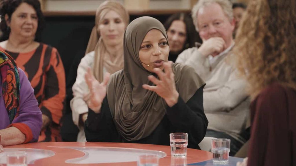 Halima aan tafel tijdens de talkshow.