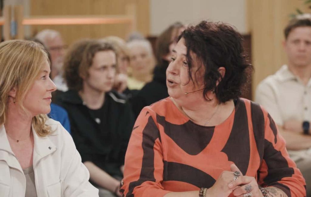 Katharina en Brenda aan tafel tijdens de talkshow.