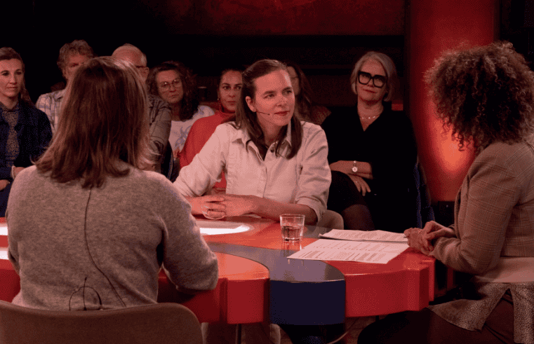 Gasten aan de hartvormige tafel tijdens de talkshow Aan tafel in Schagen.