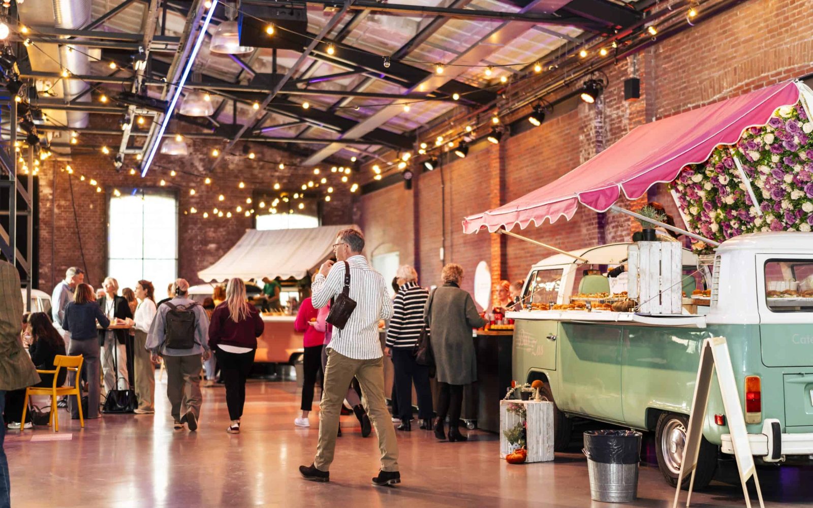 Bezoekers in de hal tussen de foodtrucks tijdens een eerder NHN Gezond Festival.
